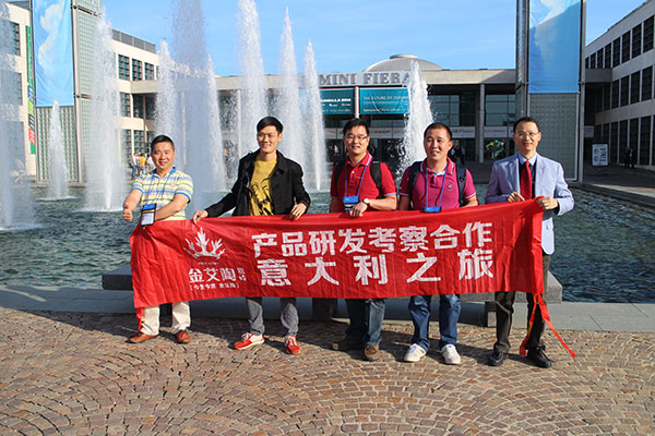 pg电子游戏瓷砖品牌董事长（中）带队欧州考察