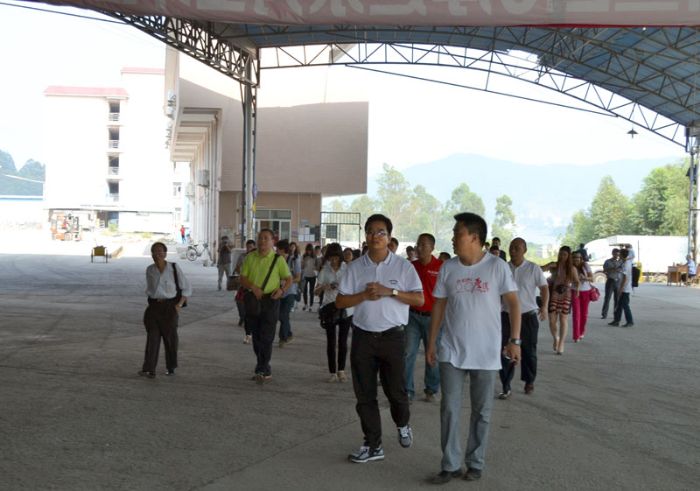 pg电子游戏瓷砖品牌董事长和营销总司理带队旅行生产基地