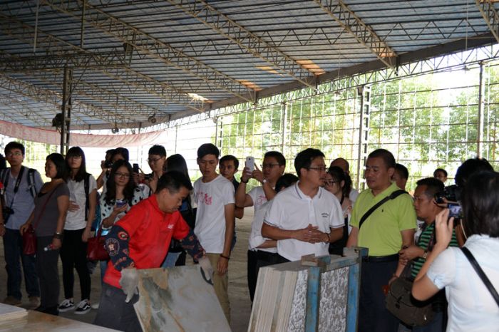 pg电子游戏瓷砖品牌董事长向媒体记者介绍产品