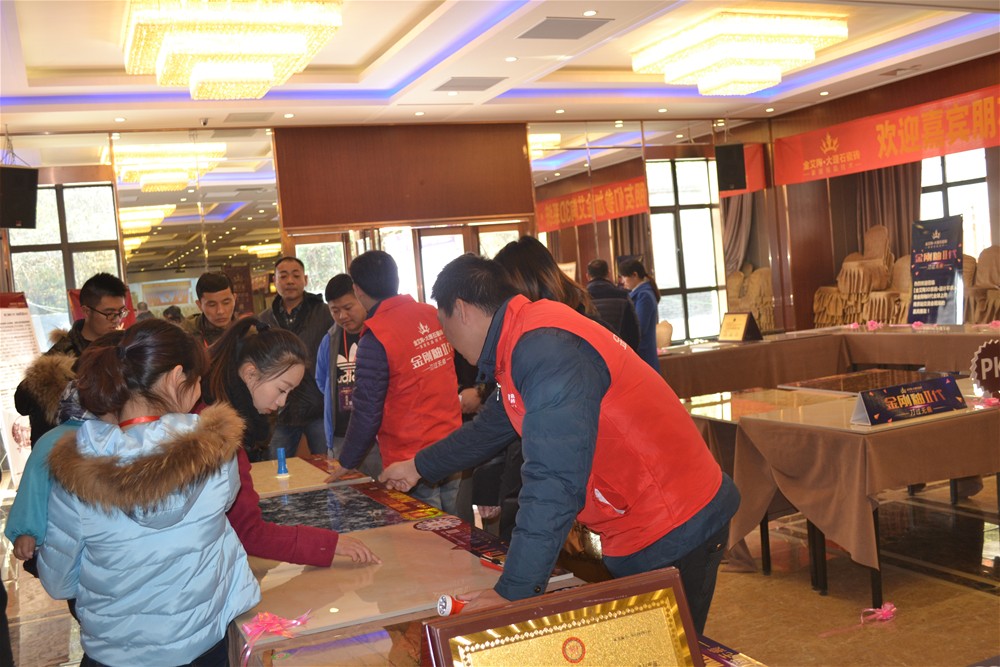 pg电子游戏瓷砖事情职员为瓷砖署理商朋侪详细介绍金刚釉II代产品