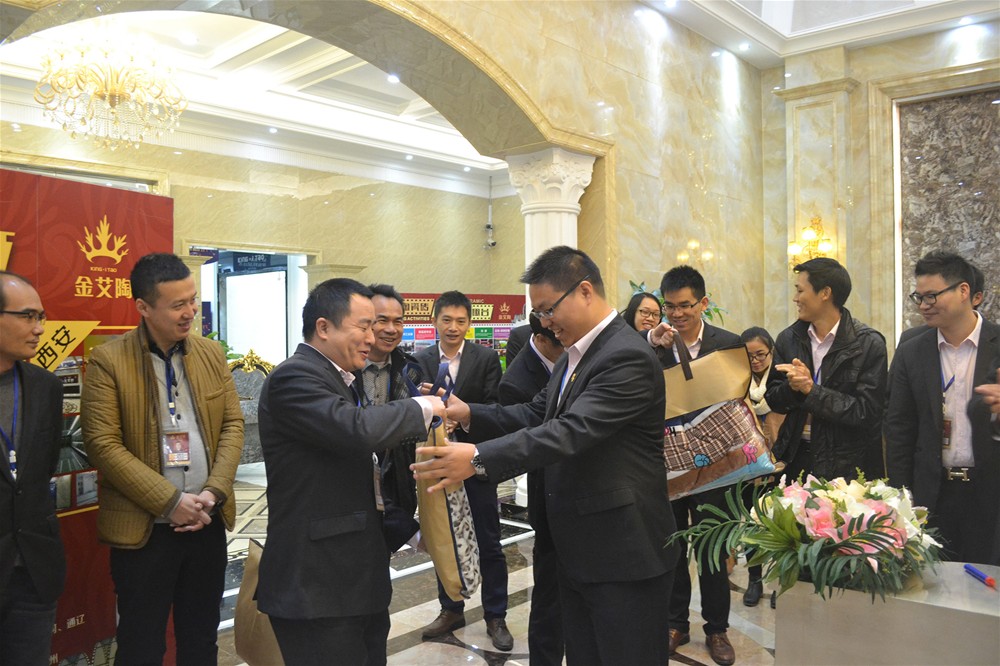 pg电子游戏瓷砖营销总监刘鸿瑞为寿星送上生日礼物