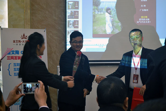 pg电子游戏瓷砖董事长刘鸿祥为2015年销售冠军（伍立州）颁奖