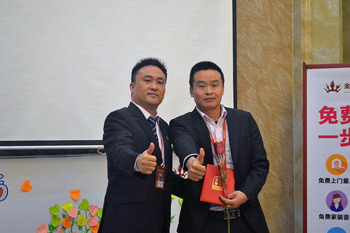 pg电子游戏瓷砖营销总司理罗胜为开拓冠军（高抗）颁奖