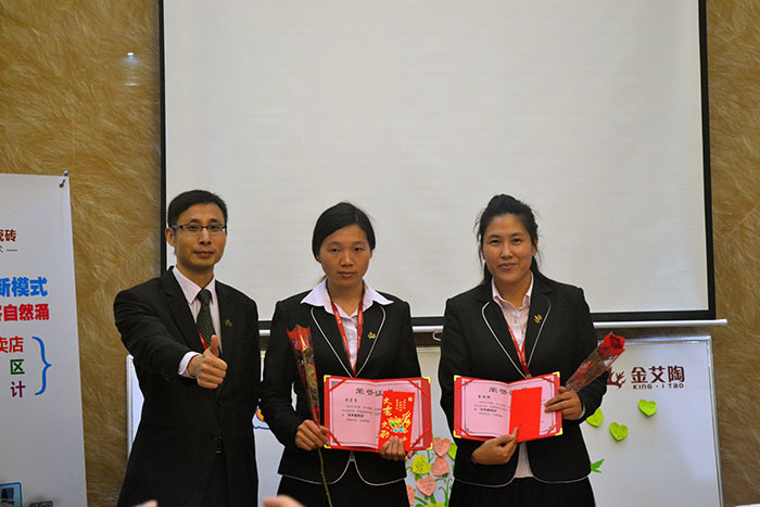 pg电子游戏瓷砖网销部运营总监刘小良为2015pg电子游戏优异服务奖颁奖