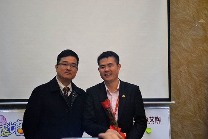 pg电子游戏瓷砖董事长刘鸿祥为2015年董事长特殊奖（王宏城）颁奖