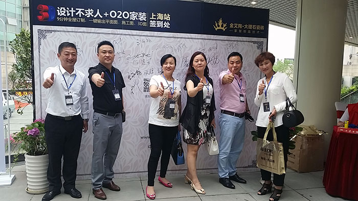 pg电子游戏瓷砖品牌营销总司理罗胜先生与嘉宾合影