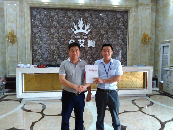 河南濮阳pg电子游戏瓷砖总署理杨总和pg电子游戏濮阳销区司理合影