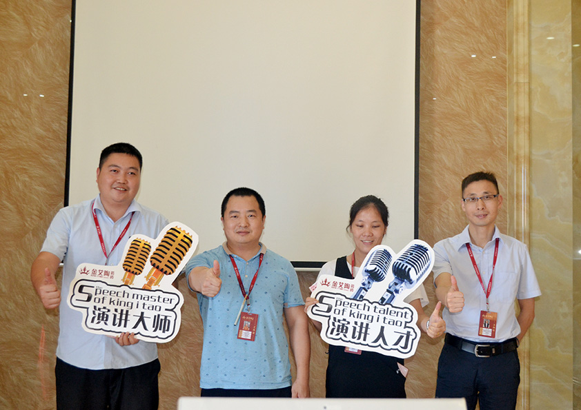 后勤线获奖职员上台领奖