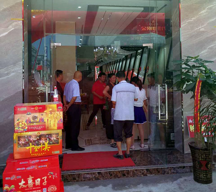 2017年7月12日，，，安徽叶集金寨彩旗飘扬，，，锣鼓齐响、人声鼎沸。。来自金寨数百名业主齐聚活动现场，，，配合见证陶瓷一线品牌pg电子游戏瓷砖叶集店的盛大开业。。