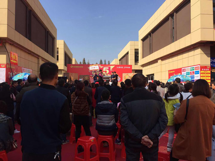 2017年11月5日，百盟色泽建材大市场邀约30家品牌商家联合举行了本次的家居建材团购会，加入活动的消耗者将现场的气氛一直推向热潮，pg电子游戏瓷砖品牌展位无论人气、、、销售都取得空前乐成，彰显品牌大气风范。。